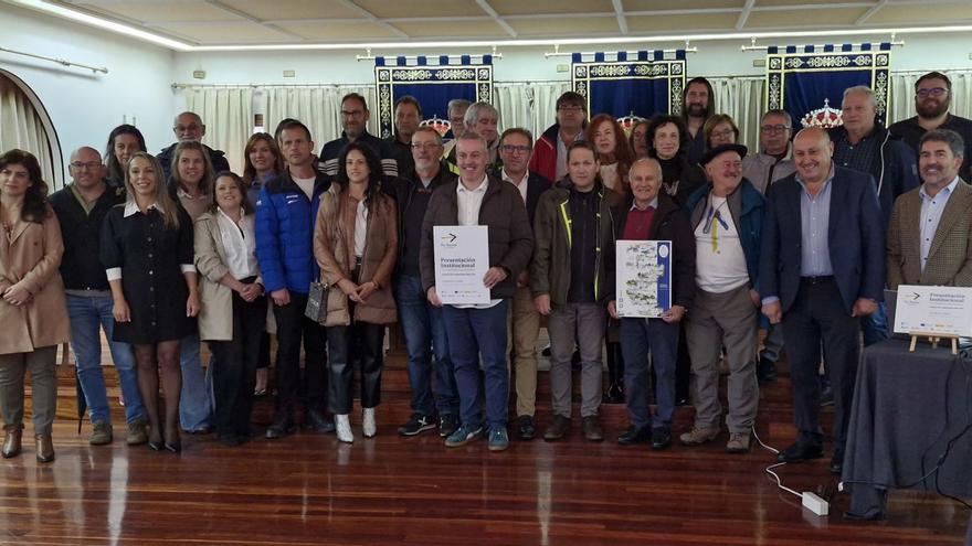 Arriba fotografía da xornada de presentación no Concello de A Cañiza. A Esquerda plano do camiño | // D.P.