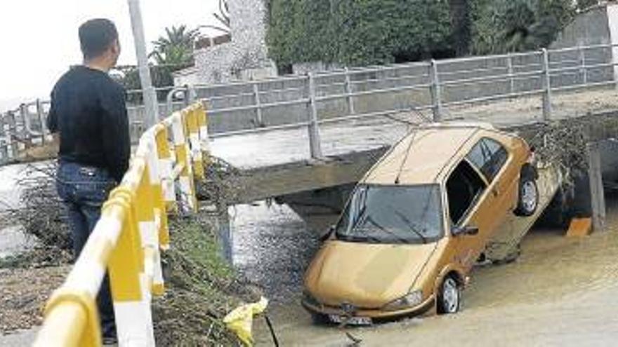 Cuatro muertos al ser arrastrado su coche por el agua en Castellón