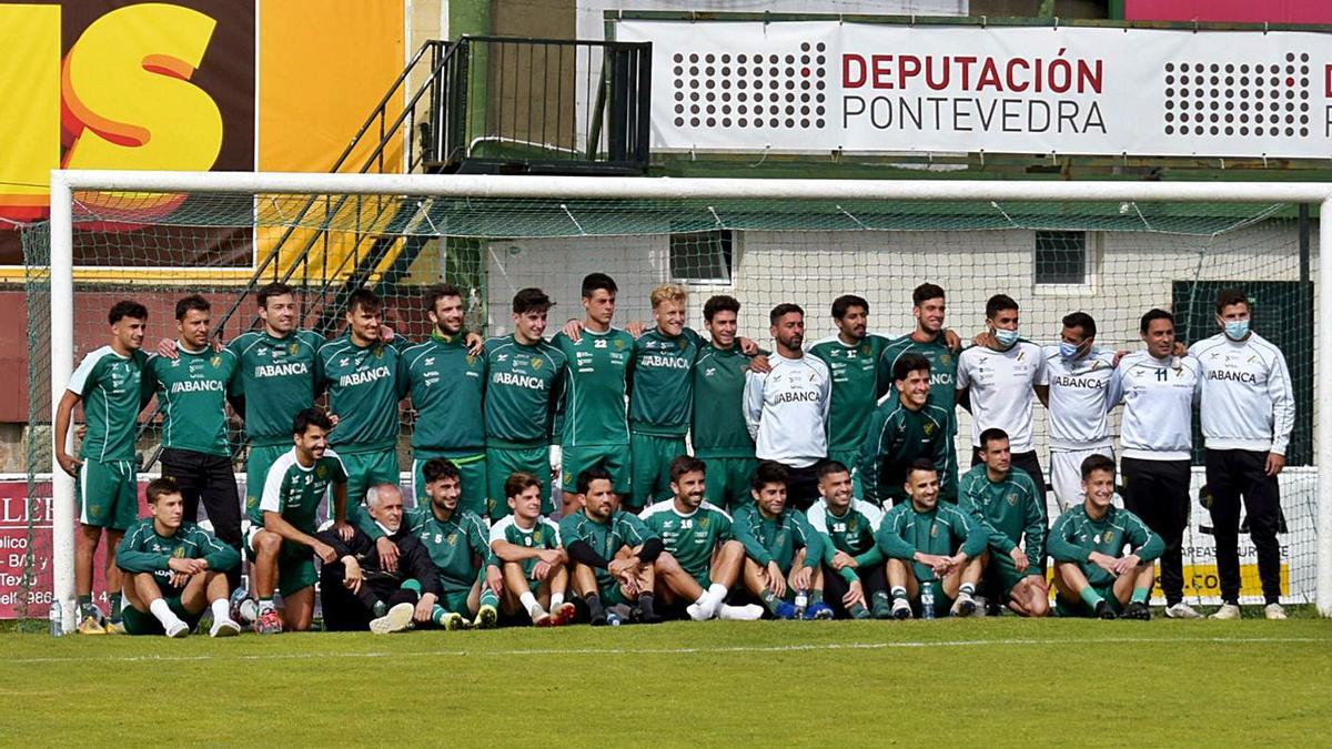 Jugadores y cuerpo técnico del Coruxo posan ayer tras la conclusión del entrenamiento.  // R.R.