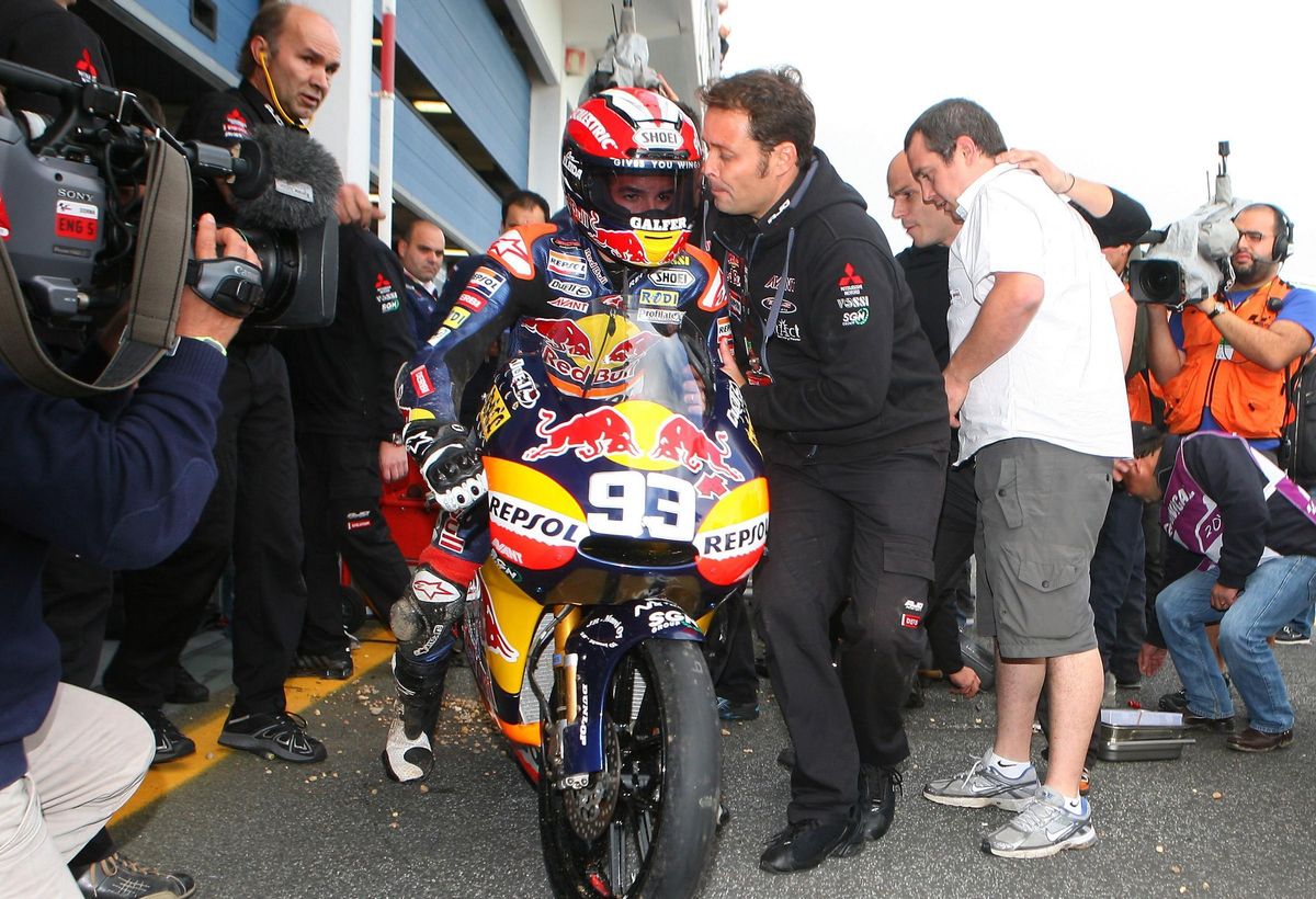 Emilio Alzamora anima a su pupilo Marc Márquez a protagonizar, en Estoril-2010, una de sus victorias más icónicas.