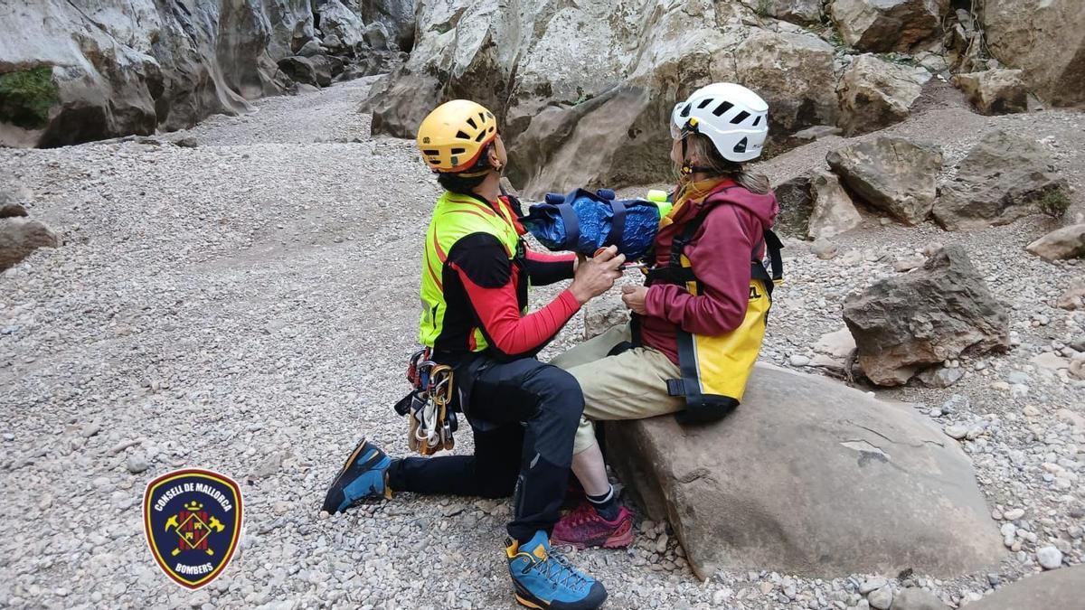 Los bomberos rescatan en helicóptero a una excursionista lesionada en el Torrent de Pareis