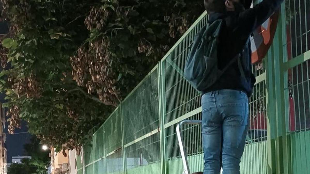 El Col·lectiu Soterranya instala los medidores con la colaboración de los niños.