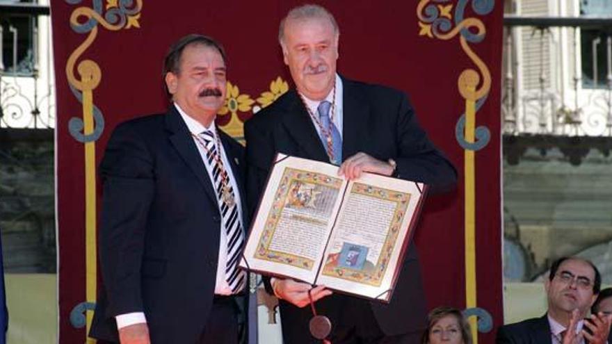 El alcalde, Julián Lanzarote, entrega el título de Hijo Predilecto de Salamanca al seleccionador nacional de fútbol, Vicente del Bosque, tras el triunfo del equipo español en el último Mundial de Fútbol