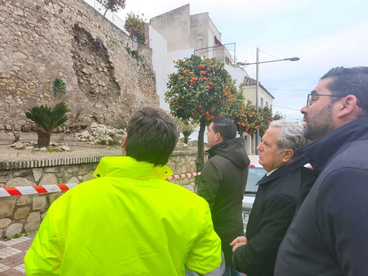 Salvador Fuentes ha visitado la zona afectada porel derrumbe junto al alcalde de Espejo, Florentino Santos, y técnicos de la Diputación.