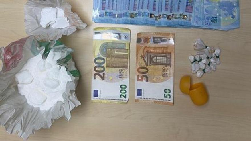 Parte de las sustancias y el dinero incautado en el bar de Xeraco
