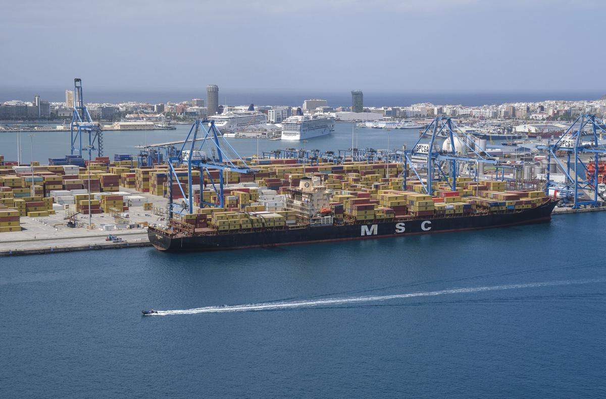 Una de la terminales de contenedores del Puerto de Las Palmas, con un gran barco atracado.