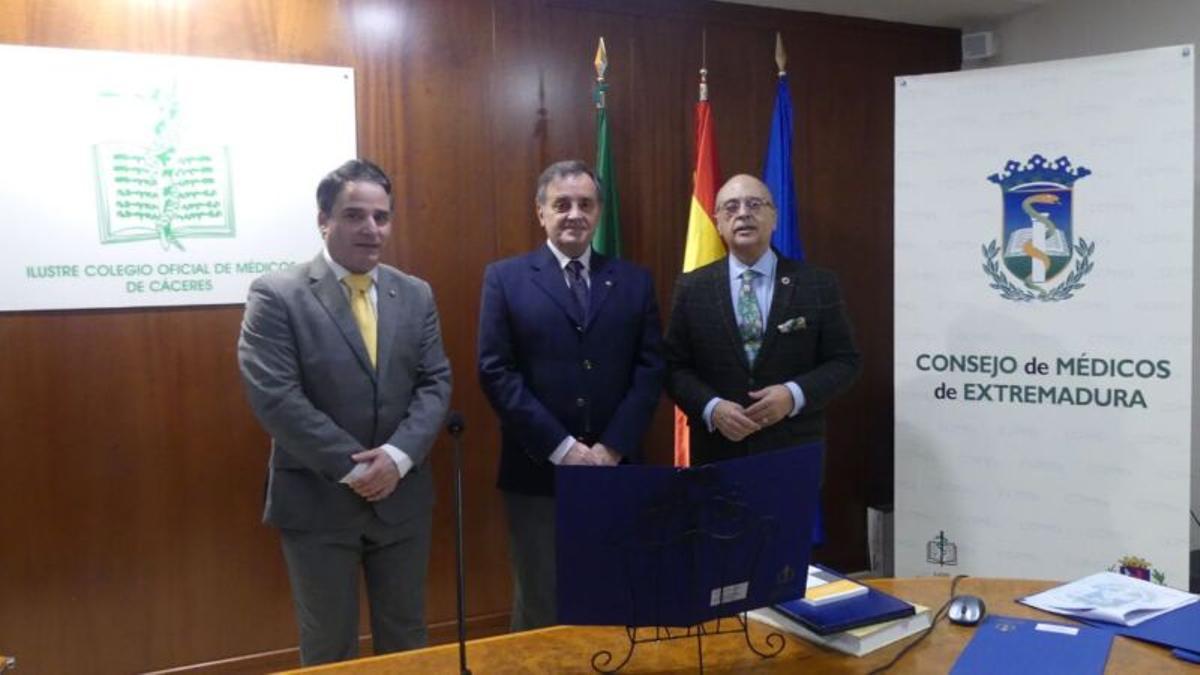 El Dr. Evelio Robles Agüero asume la presidencia del Consejo Autonómico de Colegios de Médicos de Extremadura.