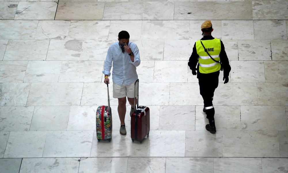 MADRID. 19.03.2020. CORONAVIRUS. Miembros de la UME limpian el aeropuerto de Barajas, terminal T4. FOTO: JOSE LUIS ROCA