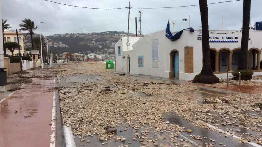 El temporal deja destrozos en paseos y negocios de primera línea de Xàbia