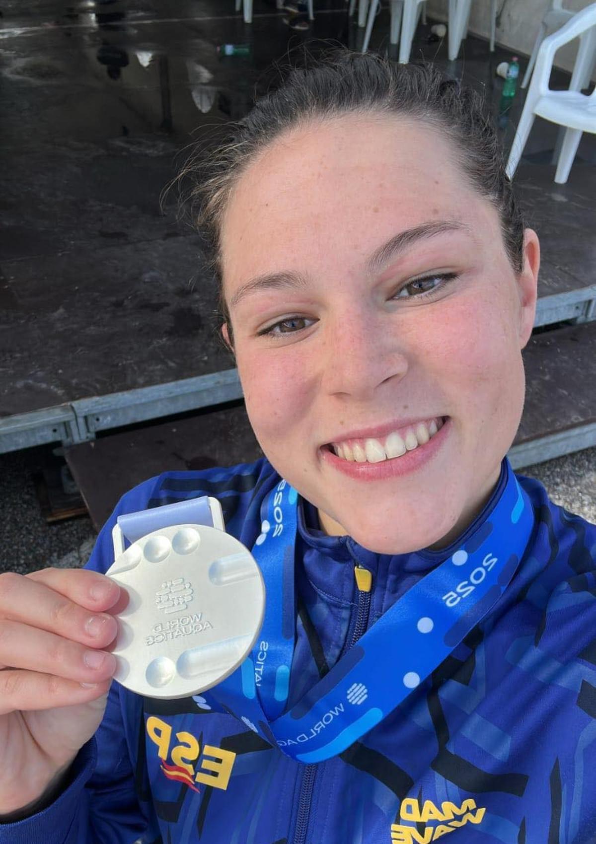 Ángela Martínez posa con la medalla de plata.