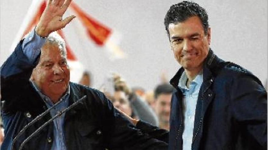 El secretari general del PSOE, Pedro Sánchez, acompanyat de l&#039;expresident del govern Felipe González