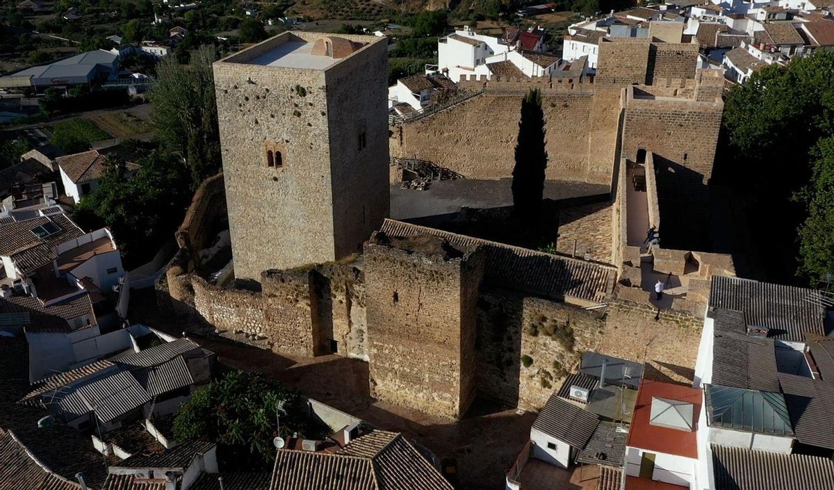 Vista aérea del castillo de Priego, con las torres y lienzos de muralla del alzado suroeste, donde ahora se intervendrá, en primer término. | MIGUEL Á. MOLINA / R.C.C.