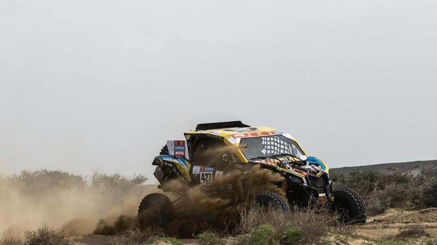 Pedro Peñate y Rosa Romero cruzan en 21ª posición la línea de meta en la primera etapa del Dakar