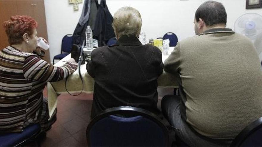 Miembros de la hermandad de Comedores Compulsivos Anónimos de Valencia, en su reunión de ayer en la iglesia de Pouet de Sant Vicent.