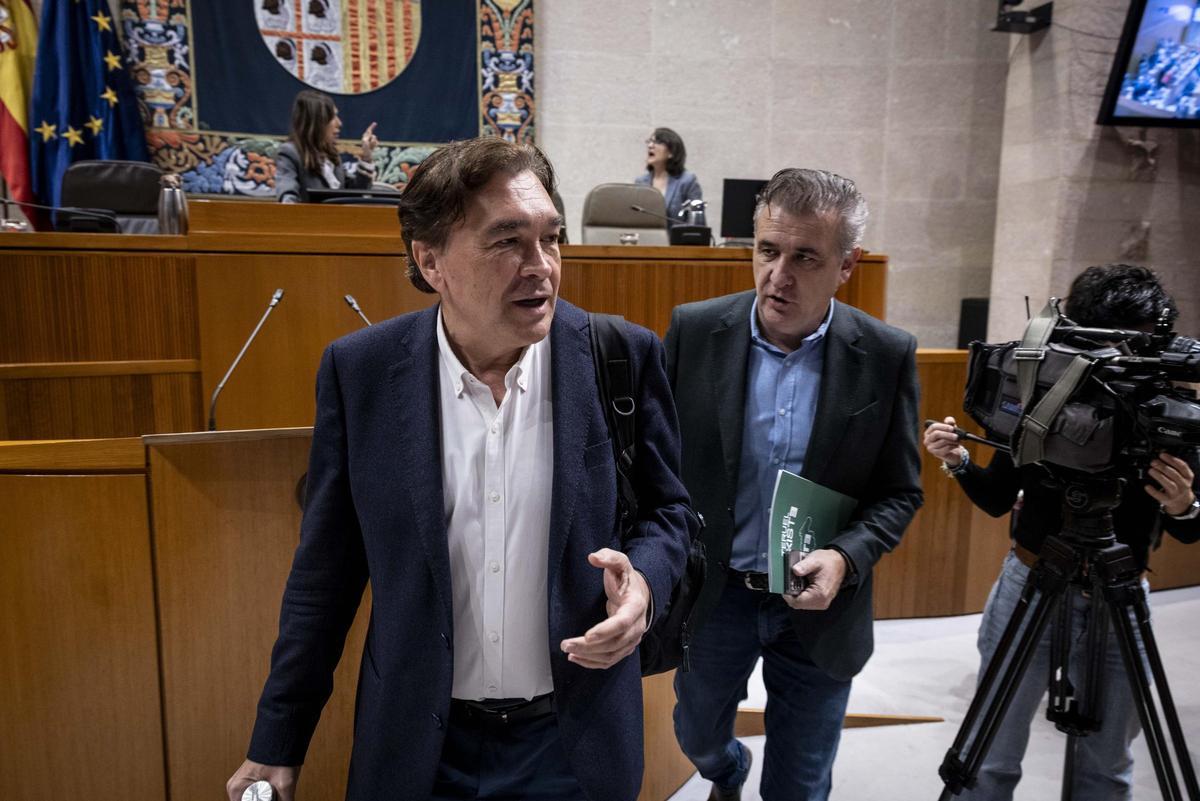 Tomás Guitarte y Joaquín Moreno, de Teruel Existe, en las Cortes.