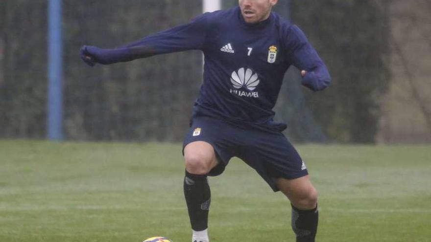 Ñíguez, en un entrenamiento del Oviedo.