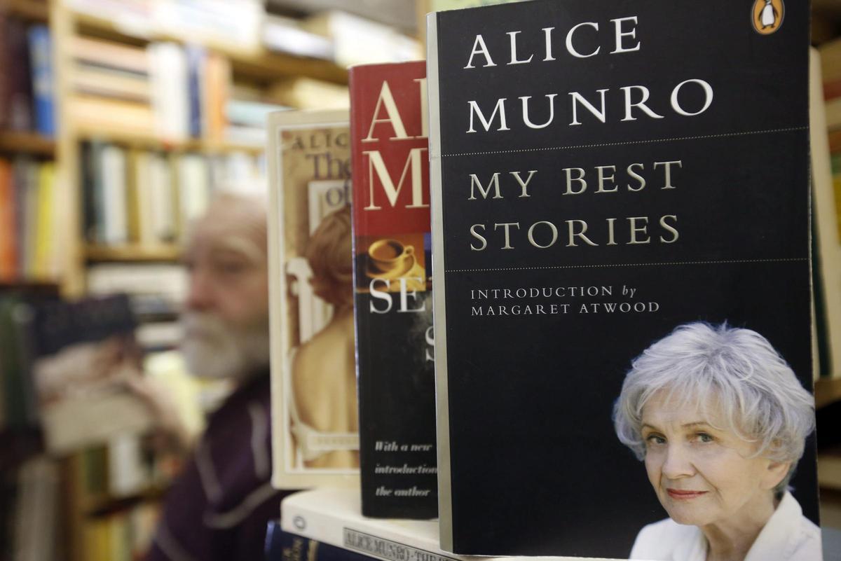 Libros de Alice Munro en una librería.