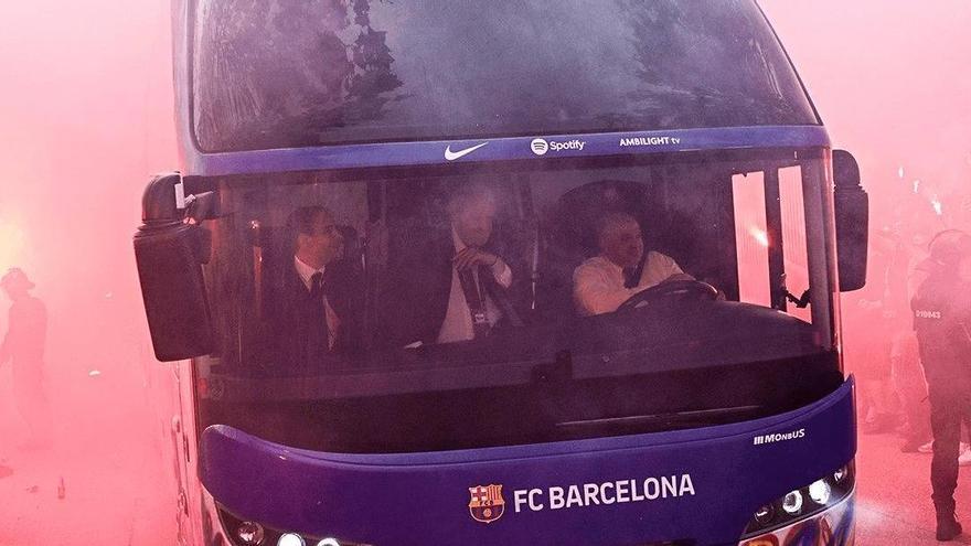 El autobús del Barcelona en su llegada a Montjuic