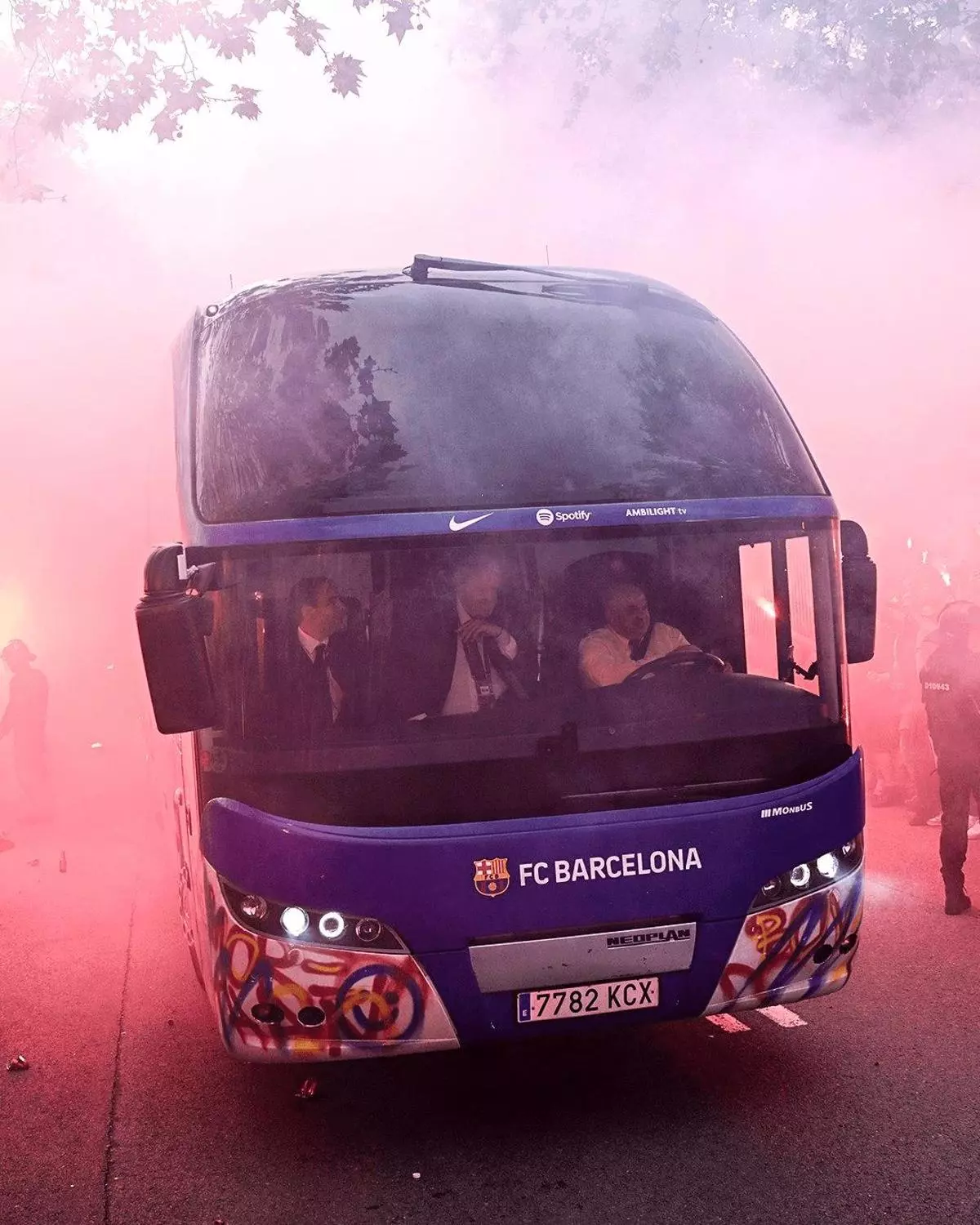 ¡La afición del Barça lanza objetos a su propio autobús!