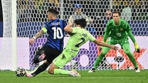 MILAN, ITALY - MAY 06: Lautaro Martinez of FC Internazionale is challenged by Pau Cubarsi of FC Barcelona which results in referee Szymon Marciniak (not pictured) awarding a penalty to FC Internazionale as Wojciech Szczesny of FC Barcelona watches on during the UEFA Champions League 2024/25 Semi Final Second Leg match between FC Internazionale Milano and FC Barcelona at Giuseppe Meazza Stadium on May 06, 2025 in Milan, Italy. (Photo by Dan Mullan/Getty Images)