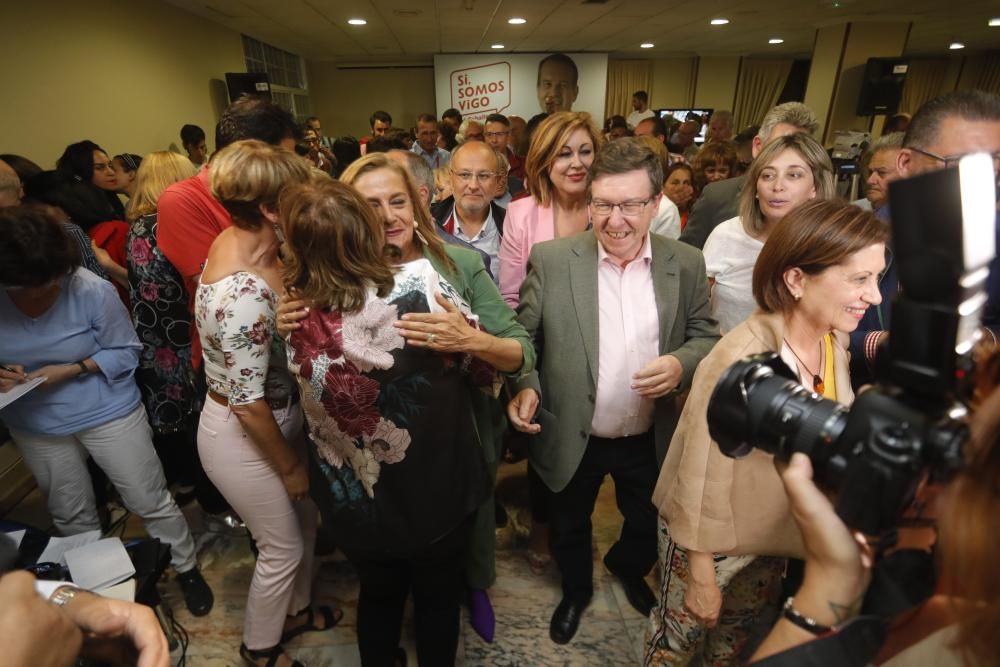 Celebración de Abel Caballero junto al resto del socialismo vigués.