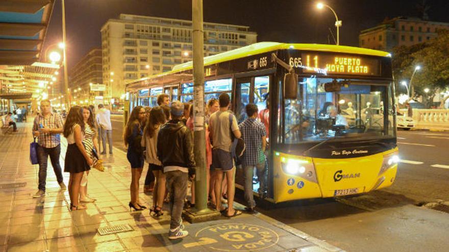 Pasajeros acceden a la línea nocturna Luna 1.