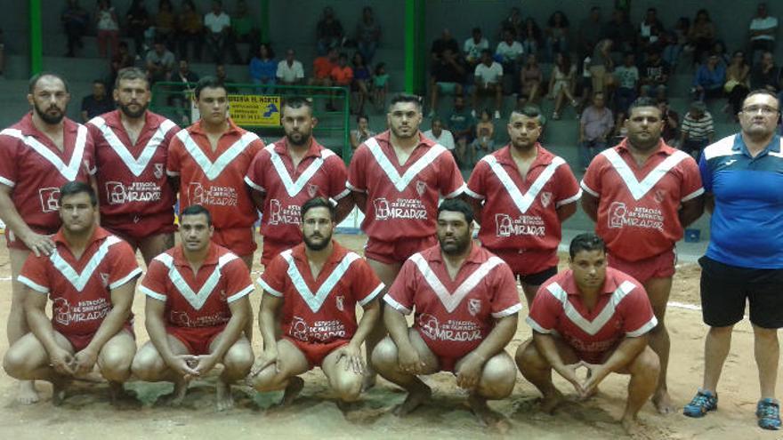 Luchadores y mandador del Rosario, anoche, en la arena del terrero galdense.