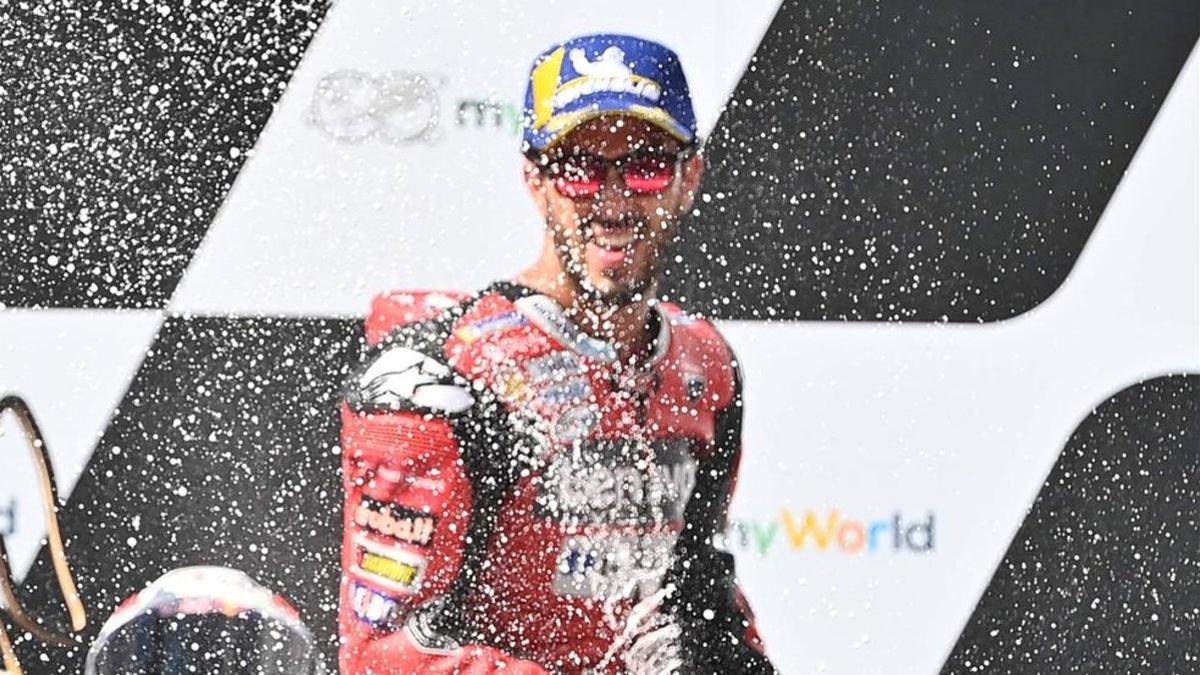 Dovizioso celebra su victoria en el podio del Red Bull Ring