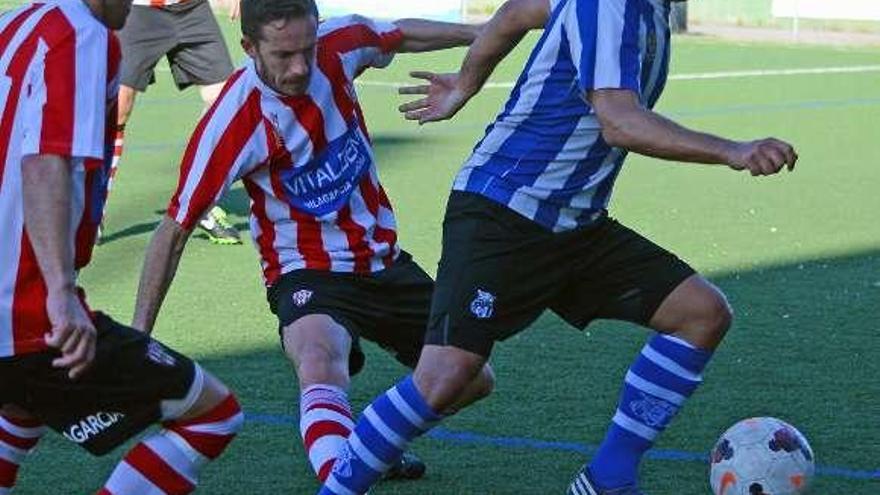 Un jugador del Bahía controla el balón, ayer, en San Amaro. // G. Núñez
