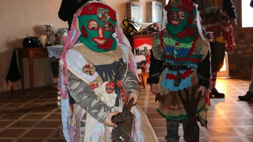 Los personajes de la Visparra preparados para salir esta tarde por San Martín de Castañeda