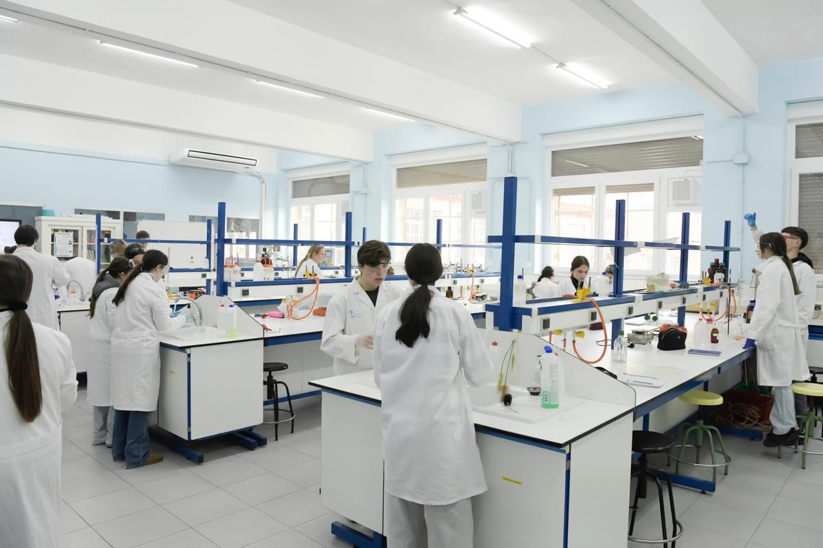 Alumnado de Operaciones de Laboratorio utilizando las nuevas instalaciones.