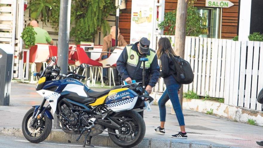 Un agente de la Policía Local de Alicante, ayer. La plantilla en la capital de la provincia se verá mermada este año por jubilaciones en cerca de un centenar de efectivos.