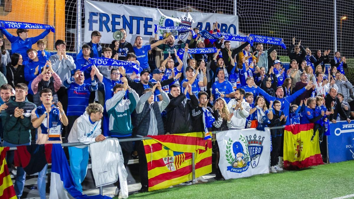 La afición del Utebo anima al equipo en Santa Ana.