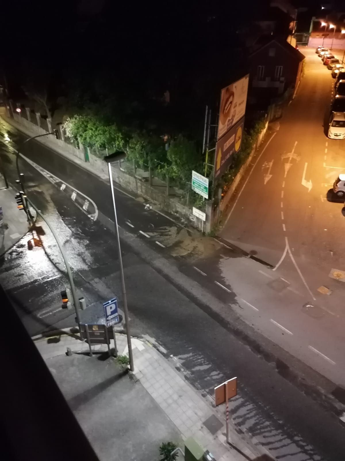 Una imagen de madrugada tomada por un vecino, con el agua bajando por la Avenida de Vigo en dirección a la Rúa Real.