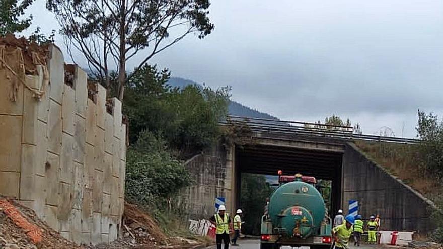 El Principado abre, con paso intermitente, la vía bajo el puente demolido en Salas