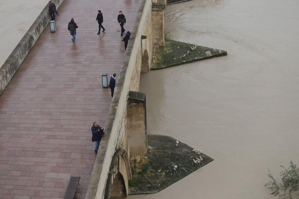 El río Guadalquivir supera los 5,5 metros a su paso por Córdoba