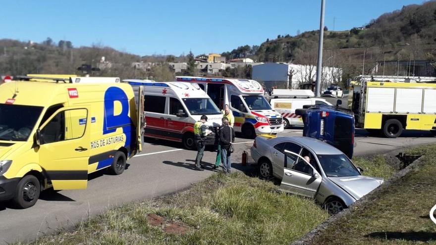Dos heridos en un aparatoso accidente en Ribera de Arriba
