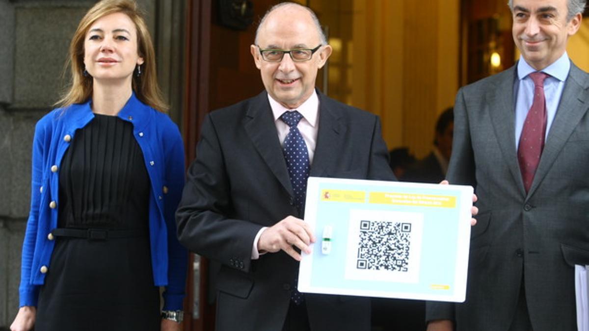 El ministro de Hacienda, Cristóbal Montoro, con el código QR que remite a los Presupuestos Generales.