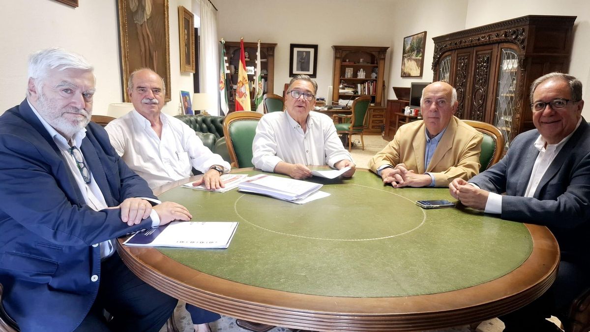 Reunión de integrantes del Club Senior Extremadura con el alcalde José María Ramírez en el ayuntamiento.
