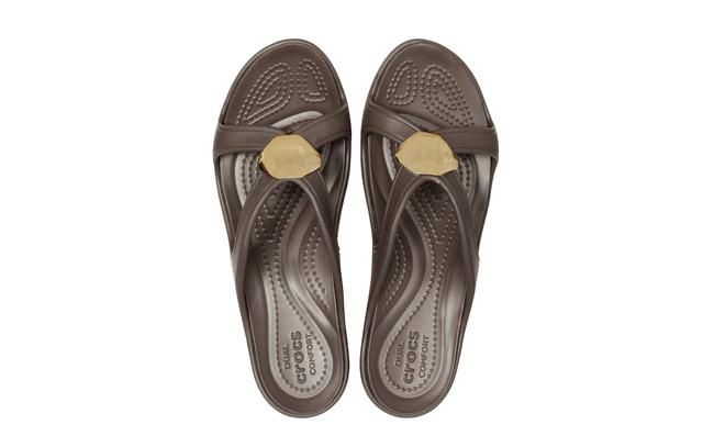 Sandalia Crocs con detalle ornamentado en la parte superior