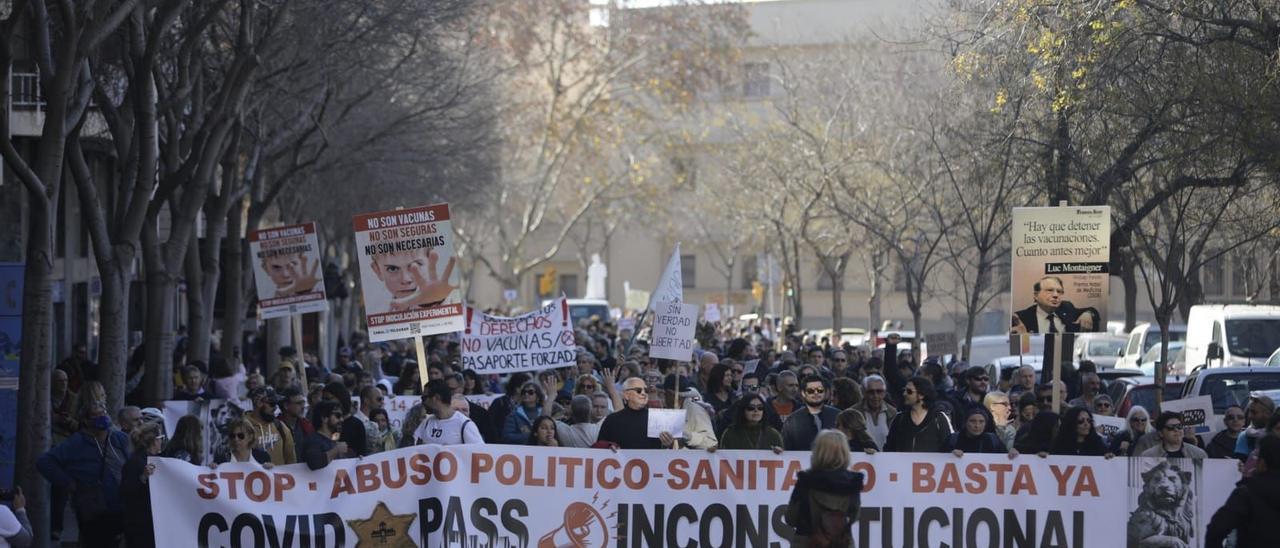 La manifestación de Baleares Acción el 29 de enero  recorrió Palma con la pancarta de cabecera contra el certificado covid.