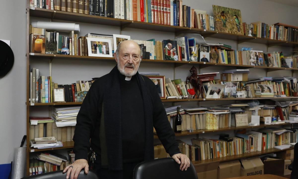 Javier Suárez, en los despachos parroquiales de San Juan. | FERNANDO RODRÍGUEZ