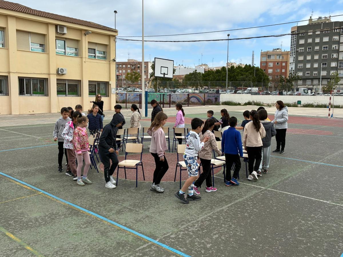 Niños participan en las actividades del Día de l'Esport en un colegio de la Comunidad.