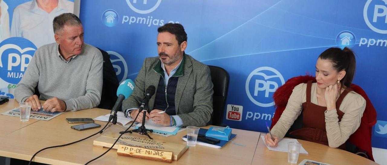 Ángel Nozal, José Ramón Carmona y Elisa Pérez de Siles, en Mijas.