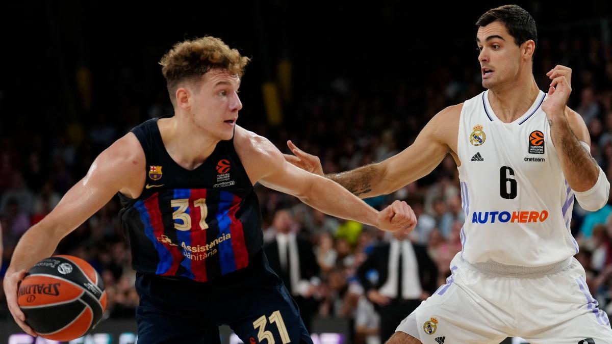 Rokas Jokubaitis defendido por Alberto Abald durante un Barça - Real Madrid