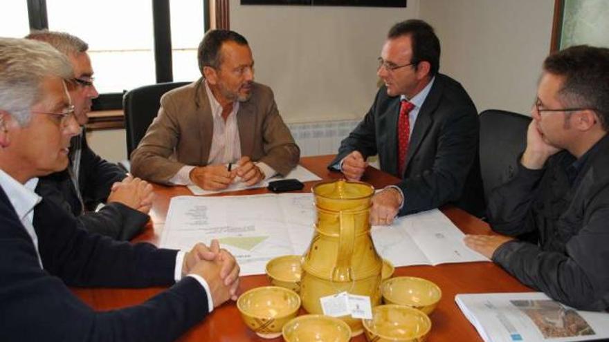 Agustín Hernández, en el centro, ayer, durante la entrevista con alcalde y miembros del Gobierno local. / m. c. s.