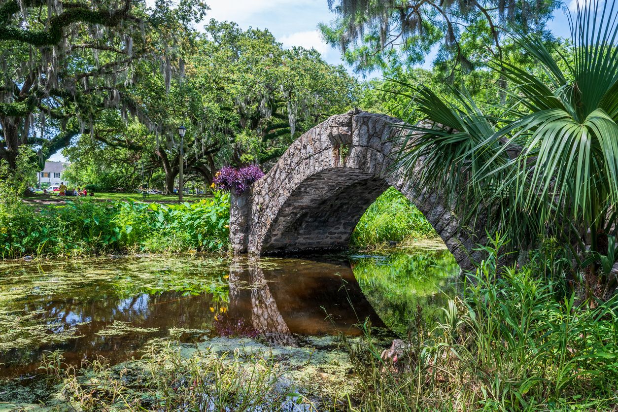 Langles Bridge en New Orleans City Park es uno de los puentes de tres pies de piedra en el parque construido en 1902.