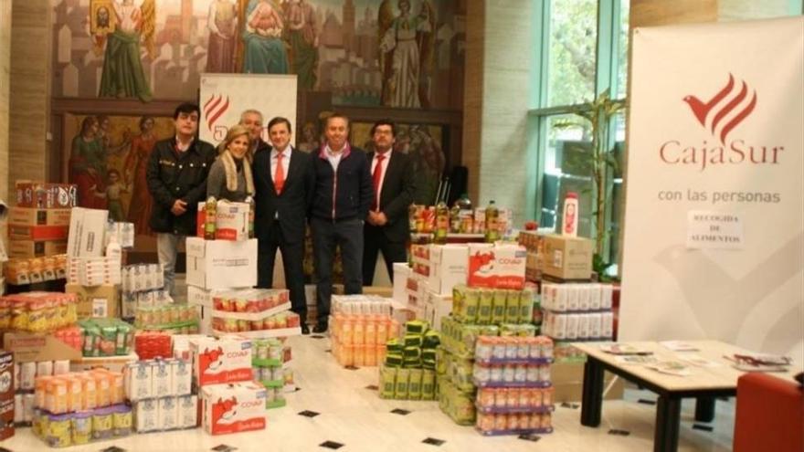 La Campaña de Navidad de Cajasur recoge 3.000 kilos de alimentos para Cáritas