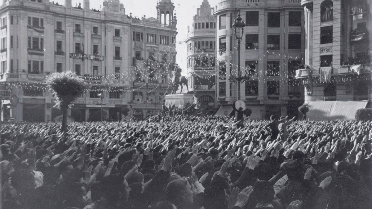 1939 Las Tendillas abarrotada de cordobeses con el brazo en alto saludan a Franco