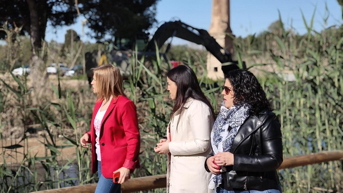 La delegada del Gobierno junto a la alcaldesa de Catarroja y la concejala de Medioambiente.